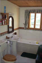 cyprus_villas_agrotourism_skarinou_house_bathroom.jpg (22640 bytes)