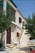 cyprus_villas_agrotourism_skarinou_house_patio.jpg (35643 bytes)