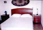 limassol_villa_bedroom_orange.jpg (16990 bytes)