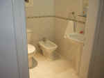 villa_cyprus_paphos_samantha_bathroom.jpg (16810 bytes)